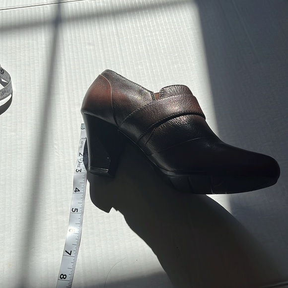 Clarks 8.5 M-Ruby Glam, low ankle bootie, brown leather heels. Bendables. - Picture 9 of 10